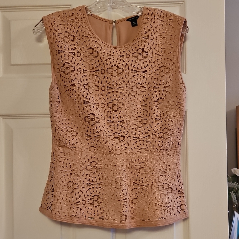 🌟Ann Taylor Lace Sleeveless Blouse - Peach🌟